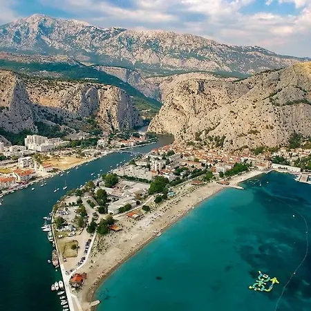 Lighthouse Central Omis