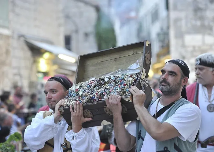 Lighthouse Central Apartament